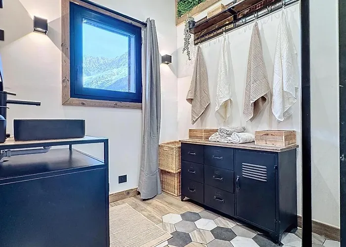 Modern 2br With Mountain Views & Private Parking דירה