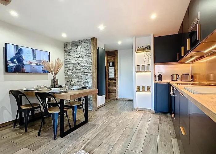 Modern 2br With Mountain Views & Private Parking דירה