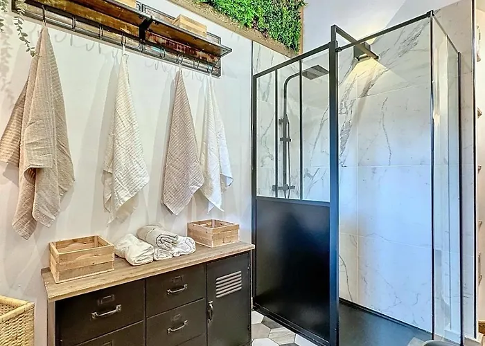 Modern 2br With Mountain Views & Private Parking דירה